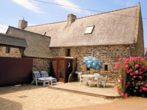 Maison de 2 chambres avec jardin amenage et wifi a Tredrez Locquemeau a 1 km de la plage